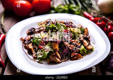 Salade de foie de poulet avec oignon, salade et tomates. A Banque D'Images