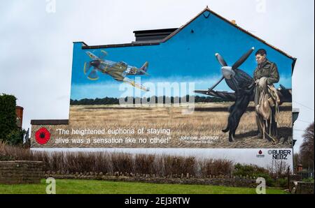 Loughborough, Leicestershire, Royaume-Uni. 21 février 2021. Une murale sur le côté d'un bâtiment à Loughborough décrit le légendaire vice-maréchal de l'air James Edgar 'Johnnie' Johnson, né localement. L'œuvre rend hommage au pilote Spitfire de la RAF de la Seconde Guerre mondiale, mieux connu sous le nom de Johnnie Johnson, qui a abattu plus d'avions ennemis que tout autre pilote de chasse allié pendant la guerre, en volant quelque 700 sorties opérationnelles. Peinte par Buber Nebz, la fresque fait partie du collectif Ladybird, qui est derrière plusieurs œuvres d'art apparaissant à Loughborough. Credit: Matt Limb/Alay Live News Banque D'Images