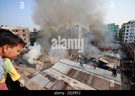 Dhaka, Bangladesh - le 21 février 2021 : un incendie a éclaté dimanche après-midi dans le bidonville de Comilla Patti dans la capitale Maniknagar Banque D'Images