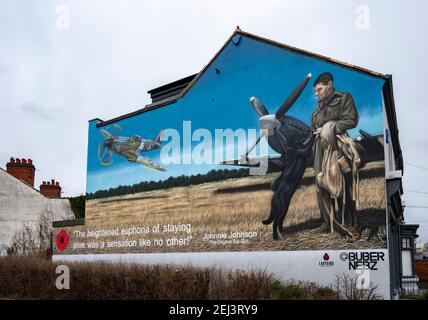 Loughborough, Leicestershire, Royaume-Uni. 21 février 2021. Une murale sur le côté d'un bâtiment à Loughborough décrit le légendaire vice-maréchal de l'air James Edgar 'Johnnie' Johnson, né localement. L'œuvre rend hommage au pilote Spitfire de la RAF de la Seconde Guerre mondiale, mieux connu sous le nom de Johnnie Johnson, qui a abattu plus d'avions ennemis que tout autre pilote de chasse allié pendant la guerre, en volant quelque 700 sorties opérationnelles. Peinte par Buber Nebz, la fresque fait partie du collectif Ladybird, qui est derrière plusieurs œuvres d'art apparaissant à Loughborough. Credit: Matt Limb/Alay Live News Banque D'Images