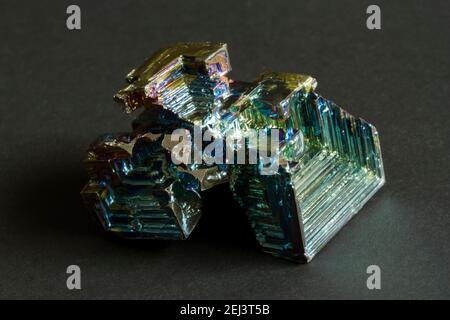 Les cristaux de Bismuth métallique à gradins distinctifs. L'iridescendance colorée est due à l'oxydation de l'élément naturellement argenté Banque D'Images