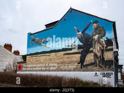 Loughborough, Leicestershire, Royaume-Uni. 21 février 2021. Une murale sur le côté d'un bâtiment à Loughborough décrit le légendaire vice-maréchal de l'air James Edgar 'Johnnie' Johnson, né localement. L'œuvre rend hommage au pilote Spitfire de la RAF de la Seconde Guerre mondiale, mieux connu sous le nom de Johnnie Johnson, qui a abattu plus d'avions ennemis que tout autre pilote de chasse allié pendant la guerre, en volant quelque 700 sorties opérationnelles. Peinte par Buber Nebz, la fresque fait partie du collectif Ladybird, qui est derrière plusieurs œuvres d'art apparaissant à Loughborough. Credit: Matt Limb/Alay Live News Banque D'Images