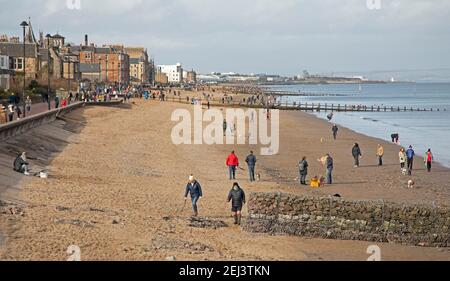 Portobello, Édimbourg, Écosse, météo au Royaume-Uni, 21 février 2021. Ensoleillé au bord de la mer, les gens dehors appréciant le temps légèrement plus doux de 10 degrés avant midi. Banque D'Images