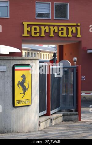 Maranello, Modène, Italie, février 2021 - entrée de l'usine d'automobiles Ferrari originale avec le logo Ferrari en premier plan Banque D'Images