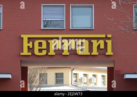 Maranello, Modène, Italie, février 2021 - entrée de l'usine d'automobiles Ferrari originale avec le logo Ferrari en premier plan Banque D'Images