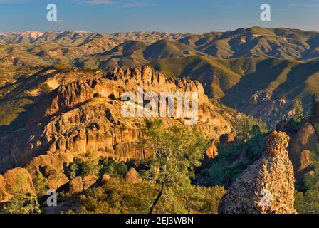 Balcons falaises vues depuis High Peaks Trail, Pinnacles National Park, Californie, États-Unis Banque D'Images