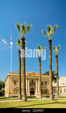 Veterans Memorial Center à Courthouse Square, palmiers, Hanford, Californie, États-Unis Banque D'Images
