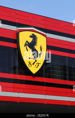 Maranello, Modène, Italie, février 2021 - entrée de l'usine automobile Ferrari moderne avec le logo Scuderia Ferrari F1 dans le foregroun Banque D'Images