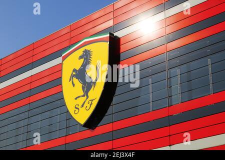 Maranello, Modène, Italie, février 2021 - entrée de l'usine automobile Ferrari moderne avec le logo Scuderia Ferrari F1 dans le foregroun Banque D'Images