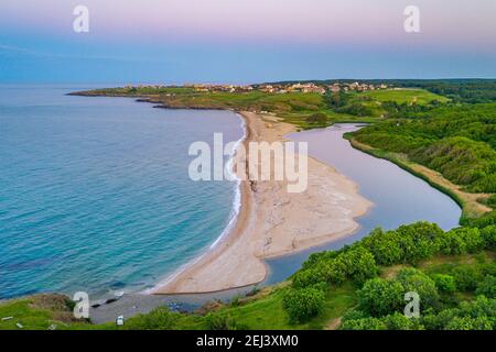 Coucher de soleil vue aérienne de la plage de Veleka en Bulgarie Banque D'Images