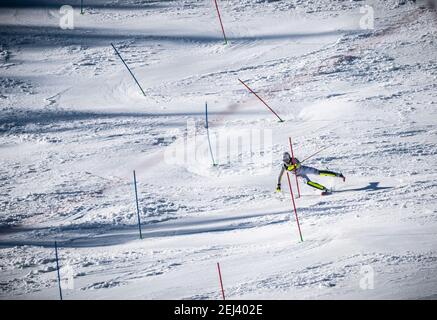 21 février 2021, Italie, Cortina d'Ampezzo: Ski alpin: Championnats du monde, Slalom, hommes, 2ème course: Linus Straßer de l'Allemagne courses. Photo: Michael Kappeller/dpa Banque D'Images