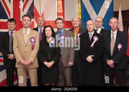 Les conférences de presse, pour lancer la campagne du Parti nationaliste britannique (BNP) pour l'élection de Mayoral de Londres et de la Grande Autorité de Londres (GLA) en 2008. Richard Barnbrook BNP Londres candidat Mayoral, avec une partie du candidat BNP à l'élection de GLA. G-D Bob Bailey, Richard Barnbrook, John Clarke, Roberta Woods, Julian Leppert, Chris Foster, Cliff le May, Jeff Marshall et Dennis Pearce. Les conférences ont eu lieu à, The Eastbrook public House, 835 Dagenham Road, Dagenham, Londres, Royaume-Uni. 12 avril 2008 Banque D'Images