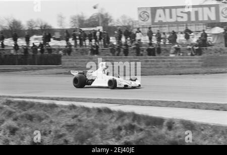 Numéro de voiture 7 en course au circuit de course Silverstone 12/04/1975 Banque D'Images