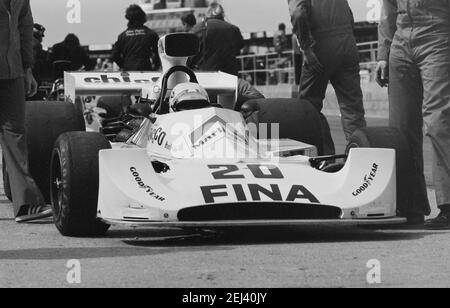Le numéro de voiture 20 dans les fosses du circuit de course de Silverstone 12/04/1975 Banque D'Images