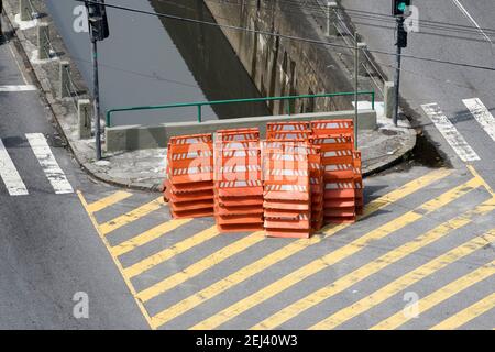 Pile de cônes orange pour la fermeture de la circulation sur la rue de la ville Banque D'Images