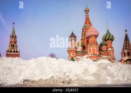 Accumulation de neige près de la cathédrale Saint-Basile et de la tour Spasskaya. Hiver à Moscou, Russie. Banque D'Images