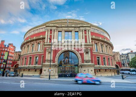 Un drapeau britannique décoré de taxi émouvant a passé le Royal Albert Hall Londres, Angleterre Banque D'Images