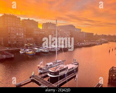 Pays-Bas début du printemps 2021 à amsterdam en février le 02-21-2021 avec lumière rouge du matin dans le ciel à crépuscule vers 07.30 Banque D'Images