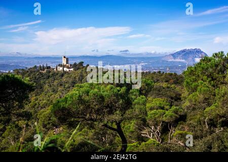 El panorama que se puede ver desde la montaña del Tibidabo llega hasta la montaña del Montserrat. El parque del Collserola contiene una amplia muestr Banque D'Images