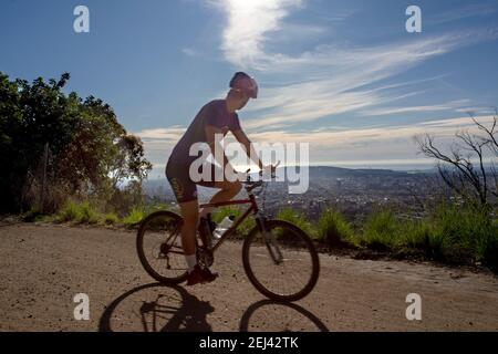 Ciclista disfruta de la vista de Barcelona desde las Carretera de las aigues. Gracias a su estenxion se puede ver toda la Ciudad desde punto diferent Banque D'Images