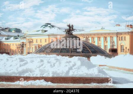 Accumulation de neige sur la place Manège. Coupole de verre couronnée par une statue de Saint George, Saint patron de Moscou. (Inscription en russe: Noms des villes célèbres i Banque D'Images