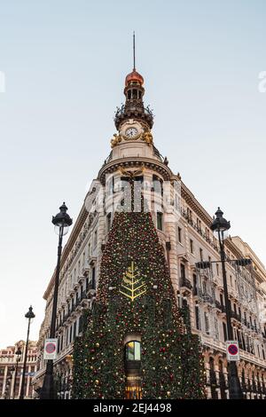 MADRID - 26 DÉCEMBRE 2020 : vue panoramique sur le complexe Centro Canalejas récemment rénové de Madrid, illuminé par les décorations de Noël à Banque D'Images