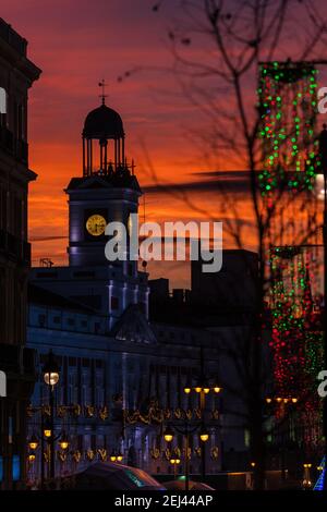 Silhouette de la Maison Royale de la poste sur la place Puerta del sol à Madrid au crépuscule. Banque D'Images