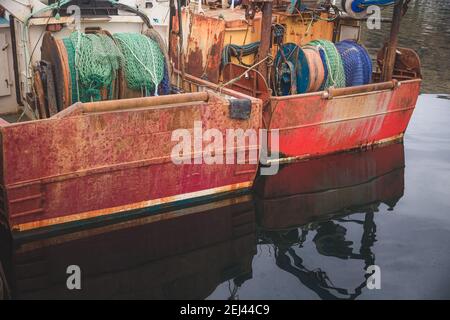 Détail nautique de bateaux de pêche commerciale d'époque rouillés au port du village de Mallaig dans les Highlands écossais, sur la côte ouest de l'Écosse Banque D'Images