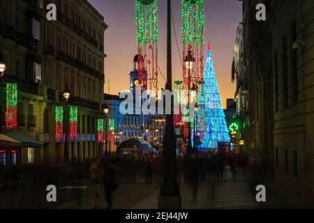 MADRID - 26 DÉCEMBRE 2020 : des foules se rassemblent sur la place Puerta del sol de Madrid, en Espagne, avec l'arbre de Noël illuminé traditionnel ris Banque D'Images