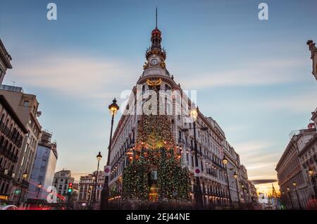 MADRID - 27 DÉCEMBRE 2020 : vue panoramique sur le complexe Centro Canalejas récemment rénové de Madrid, illuminé par les décorations de Noël à Banque D'Images
