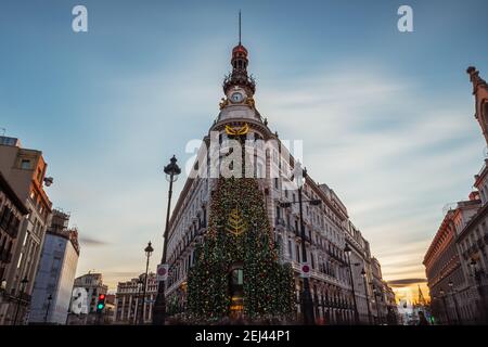 MADRID - 27 DÉCEMBRE 2020 : vue panoramique sur le complexe Centro Canalejas récemment rénové de Madrid, illuminé par les décorations de Noël à Banque D'Images