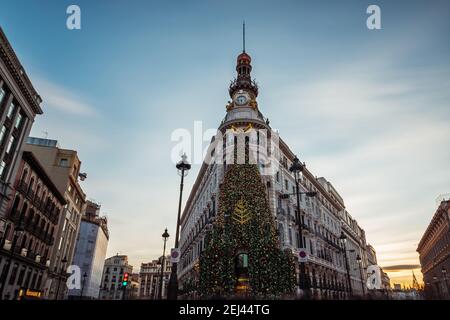 MADRID - 27 DÉCEMBRE 2020 : vue panoramique sur le complexe Centro Canalejas récemment rénové de Madrid, illuminé par les décorations de Noël à Banque D'Images