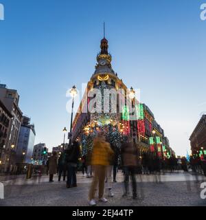 MADRID - 26 DÉCEMBRE 2020 : vue panoramique sur le complexe Centro Canalejas récemment rénové de Madrid, illuminé par les décorations de Noël à Banque D'Images
