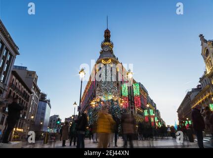 MADRID - 26 DÉCEMBRE 2020 : vue panoramique sur le complexe Centro Canalejas récemment rénové de Madrid, illuminé par les décorations de Noël à Banque D'Images