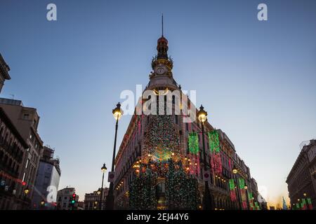 MADRID - 26 DÉCEMBRE 2020 : vue panoramique sur le complexe Centro Canalejas récemment rénové de Madrid, illuminé par les décorations de Noël à Banque D'Images