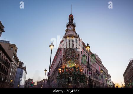 MADRID - 26 DÉCEMBRE 2020 : vue panoramique sur le complexe Centro Canalejas récemment rénové de Madrid, illuminé par les décorations de Noël à Banque D'Images