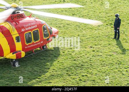 Southend on Sea, Essex, Royaume-Uni. 21 février 2021. L'ambulance aérienne Essex & Herts AgustaWestland AW169 enregistrement de l'hélicoptère G-HHEM débarqua sur les Cliff Gardens au-dessus de l'Esplanade occidentale sur le front de mer de Southend. Pilote CO en observant le démarrage en toute sécurité avant le décollage Banque D'Images