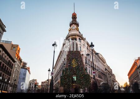 MADRID - 26 DÉCEMBRE 2020 : vue panoramique sur le complexe Centro Canalejas récemment rénové de Madrid, illuminé par les décorations de Noël à Banque D'Images