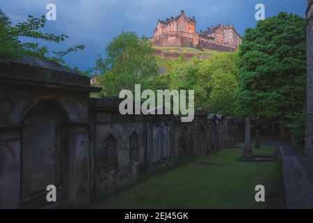 Une vue sinistre et sinistre du château d'Édimbourg la nuit depuis le cimetière St Cuthbert d'Édimbourg, en Écosse. Banque D'Images