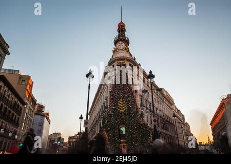 MADRID - 26 DÉCEMBRE 2020 : vue panoramique sur le complexe Centro Canalejas récemment rénové de Madrid, illuminé par les décorations de Noël à Banque D'Images
