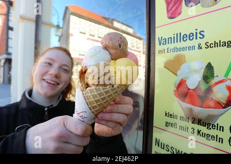 21 février 2021, Saxe-Anhalt, Wernigerode: Monique est heureuse de sa grande glace sur le marché. De nombreuses personnes ont profité des températures printanières pendant le week-end pour un voyage dans les montagnes Harz. Photo: Matthias Bein/dpa-Zentralbild/dpa Banque D'Images