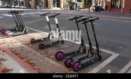 SAN DIEGO, CALIFORNIE, États-Unis - 4 JANVIER 2020 : rangée de scooters électriques en commun garés dans la rue dans le quartier Gaslamp. Location de vélos publics sans quai, éco t Banque D'Images