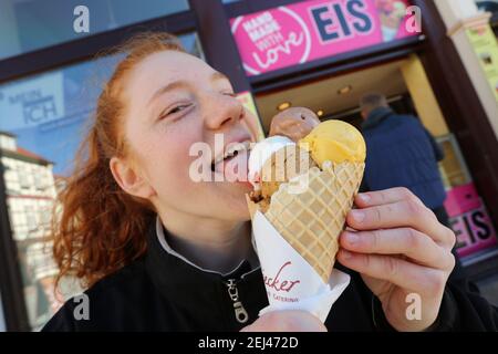 21 février 2021, Saxe-Anhalt, Wernigerode: Monique lèche sa grande glace. De nombreuses personnes ont profité des températures printanières pendant le week-end pour un voyage dans les montagnes de Harz. Photo: Matthias Bein/dpa-Zentralbild/dpa Banque D'Images