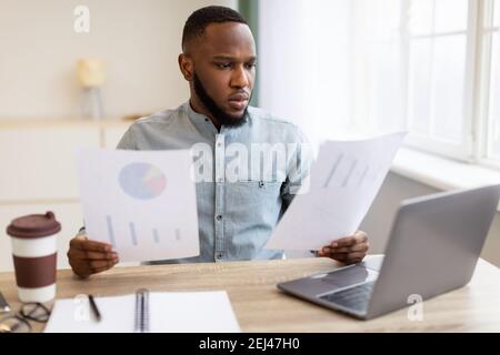 Homme d'affaires lisant le rapport d'affaires tenant des papiers faisant du papier au bureau Banque D'Images