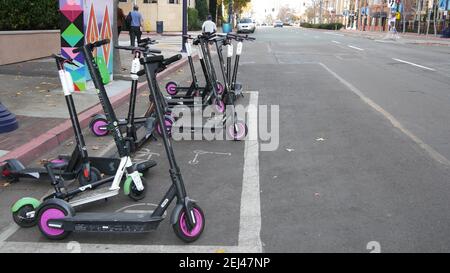 SAN DIEGO, CALIFORNIE, États-Unis - 4 JANVIER 2020 : rangée de scooters électriques en commun garés dans la rue dans le quartier Gaslamp. Location de vélos publics sans quai, éco t Banque D'Images