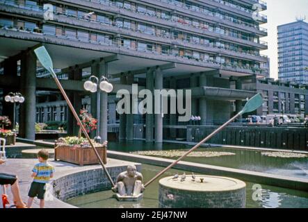 Une sculpture de 1989, faisant partie de la série « flottante » d’André Wallace, installée au complexe Barbican, Londres, Angleterre, Royaume-Uni 1993. Ce boatman mâle est parfois appelé «vent du changement». Cette œuvre faisait partie de l’« Art in the City » de 1993 et visait à faire de la sculpture une place parmi les espaces verts et l’architecture distinctive de la City de Londres. . André Wallace (1947) est un sculpteur et artiste travaillant dans le bronze, la pierre, la résine translucide et divers métaux et produit également des œuvres sur papier. Il travaille souvent à grande échelle. Banque D'Images