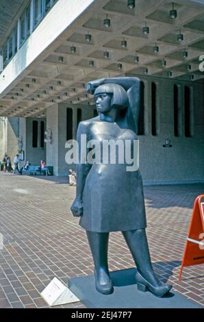 Une sculpture en bronze de 1993, « Femme éveillée », par André Wallace, ville de Londres, Londres, Angleterre, Royaume-Uni 1993. Cette œuvre faisait partie de l’« Art in the City » de 1993 et visait à faire de la sculpture une place parmi les espaces verts et l’architecture distinctive de la City de Londres. André Wallace (1947) est un sculpteur et artiste travaillant dans le bronze, la pierre, la résine translucide et divers métaux et produit également des œuvres sur papier. Il travaille souvent à grande échelle. Cette image provient d'une transparence de couleur 35 mm amateur ancienne. Banque D'Images