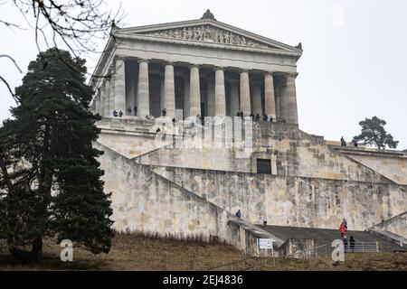 Donaustauf, Allemagne. 21 février 2021. Les excursions traversent le site commémoratif de Walhalla. La foule étant si grande par temps ensoleillé, le mémorial Walhalla de Donaustauf, près de Regensburg, a été fermé. Beaucoup de gens n'avaient pas porté de masques et n'avaient pas gardé une distance de Corona, a annoncé la police dimanche. Credit: Armin Weigel/dpa/Alay Live News Banque D'Images