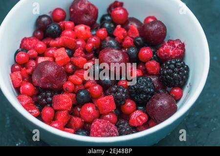 Gros plan de fruits mélangés congelés - baies Banque D'Images