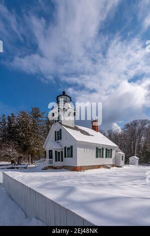 Neige très légère tombant sur le vieux de 150 ans Phare de Mission point avec de nouveaux volets installés en 2020 que sont représentatifs des volets i Banque D'Images